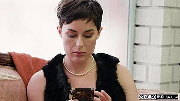 i fingerin her pussy while we kiss