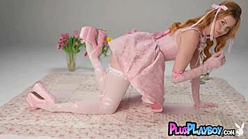 Whoa um bubble butt teen elly clutch poses her sexy curves