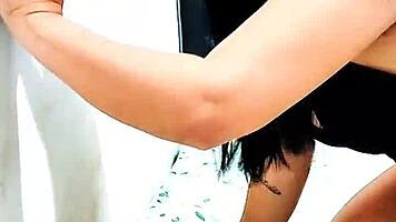 gostosa branca chupa pauzudo negro com óleo nos seios em halloween