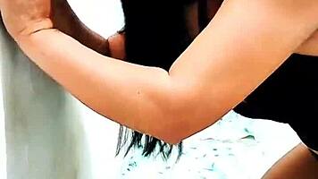 gostosa branca chupa pauzudo negro com óleo nos seios em halloween