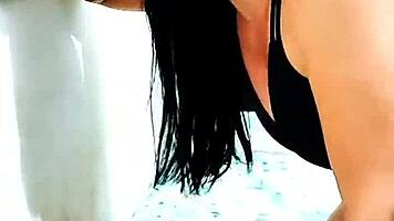 gostosa branca chupa pauzudo negro com óleo nos seios em halloween