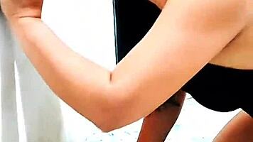 gostosa branca chupa pauzudo negro com óleo nos seios em halloween