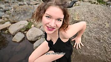 Σούκουβος παρασύρει και παρακαλά για Halloween χύσιμο στο ζουμερό μουνί