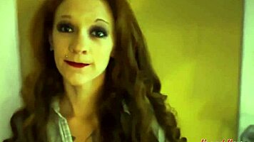 Τατουάζ κοκκινομάλλα Cassie γλείφει βαθιά κώλο και ρουφάει γιγάντιο καυλί