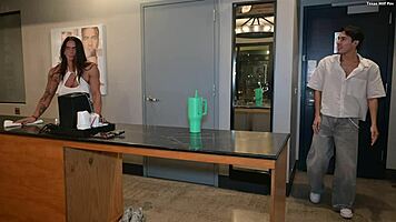 TJ Lynn Fitness Pornstar Fucks Young Stud