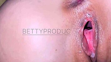 mi vagina rosadita esta tan jugosa quieres follarla sabroso?