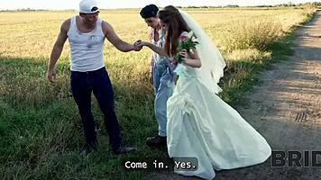 Sexy bride sneaks threesome in car with natural tits 😈👰🚗