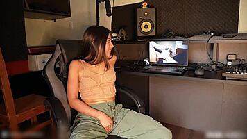 watching this amateur porn clip has me reacting wild to the brunette's club tease