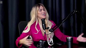 safada angel baronesa sucks tits while plug slips in ass