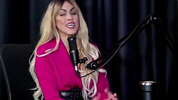 safada angel baronesa sucks tits while plug slips in ass