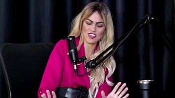 safada angel baronesa sucks tits while plug slips in ass