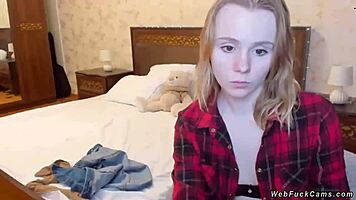 hey cutie, tease in bra on amateur webcam 😘