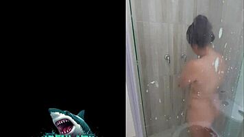 😏 mi vecina muestra tetas curvy squirting en ducha 👅