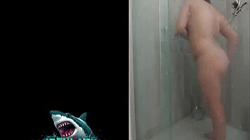 😏 mi vecina muestra tetas curvy squirting en ducha 👅