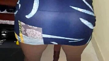 shaking that juicy ebony teen ass under tight skirt 😍🍑
