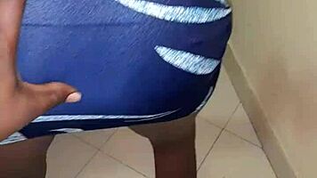 shaking that juicy ebony teen ass under tight skirt 😍🍑