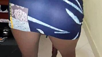 shaking that juicy ebony teen ass under tight skirt 😍🍑