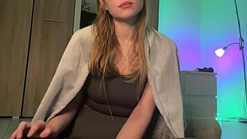 hey, eat my virgin wet pussy while i finger it so good