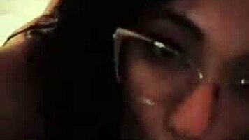 estoy tan aburrida que le pido a mi esposo chupar su verga gruesa ahora