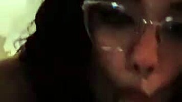 estoy tan aburrida que le pido a mi esposo chupar su verga gruesa ahora