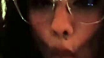 estoy tan aburrida que le pido a mi esposo chupar su verga gruesa ahora