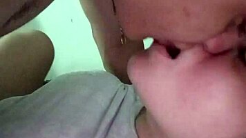 no hagas ruidos raros o nos pillan follando en el baño