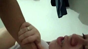 no hagas ruidos raros o nos pillan follando en el baño