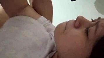 no hagas ruidos raros o nos pillan follando en el baño