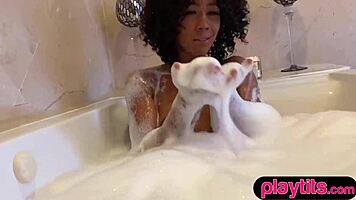 Chocolaty ebony milf fingers wet pussy in tub