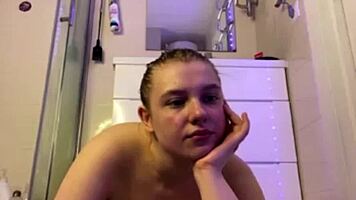 jucielussie double penetrated rides dildo squirts on cam