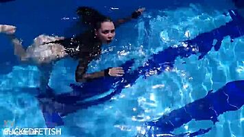 Latex Jessica Bunny poses seductively underwater