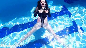 Latex Jessica Bunny poses seductively underwater