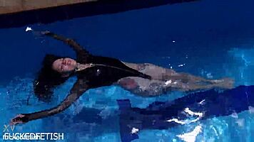 Latex Jessica Bunny poses seductively underwater