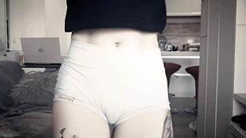 Shaking My Big Ass To Trap Beats!