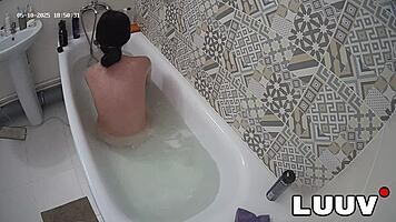 i luuv vilika shaving my real pussy in bath for viewers oops