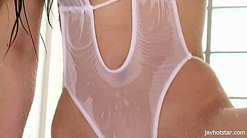 that pretty girl in the tub fingers herself to a shuddering climax effortlessly