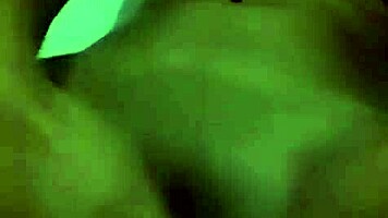 paja latina negra en la bañera masturbando sus tetas y coño mojado