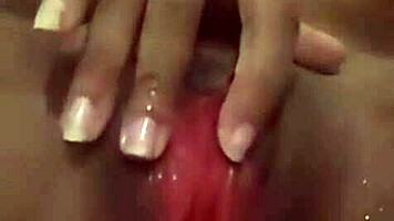 paja latina negra en la bañera masturbando sus tetas y coño mojado