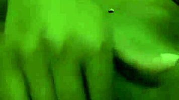 paja latina negra en la bañera masturbando sus tetas y coño mojado