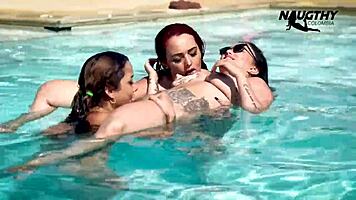 😏 curvy colombian milf and latina teen sluts lick fat asses poolside lesbian threesome
