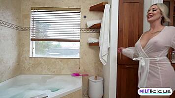 Pizza Guy's Massive Tip from Booty Blonde Milf Trixi Brooks