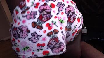 darkchocolatebarbie deepthroats huge bbc swallows load on couch