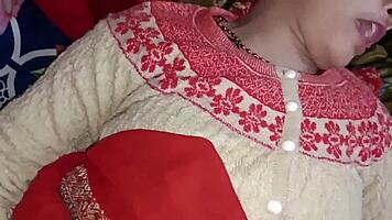 Skinny milf screams rough orgasm in midnight fuck