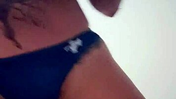 ve como meto este dildo enorme en mi pussy goteando, me corro tan rico mami