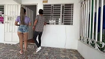 conozco a mi linda vecina latina y termino follando su coño jugoso con ella cabalgando duro mi verga en casa.