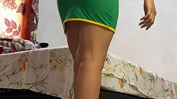 ¡Mexicana Tetona Alexia Muestra Curvas en Minifalda!