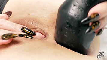 60cm tickle toy stretches my huge ass deep with anal play 😜🍑