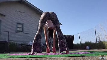 sexy filipina doing yoga pants workout outdoors with emojis 🧘‍♀️😍🔥