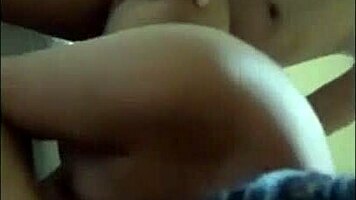 moreninha casada chupou e fodeu gostoso pro amigo do corno