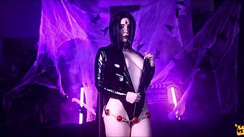 Suggestive Raven cosplay tempts with dripping creampie from pussy to mouth